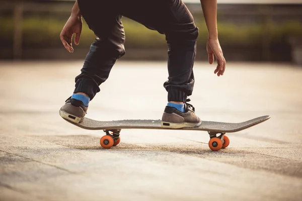 Skateboarder Skateboarden Draußen Der Stadt — Stockfoto