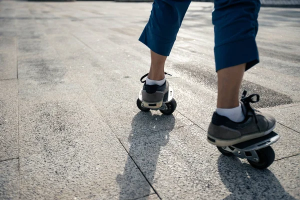 在城市滑板上滑行滑板腿 — 图库照片