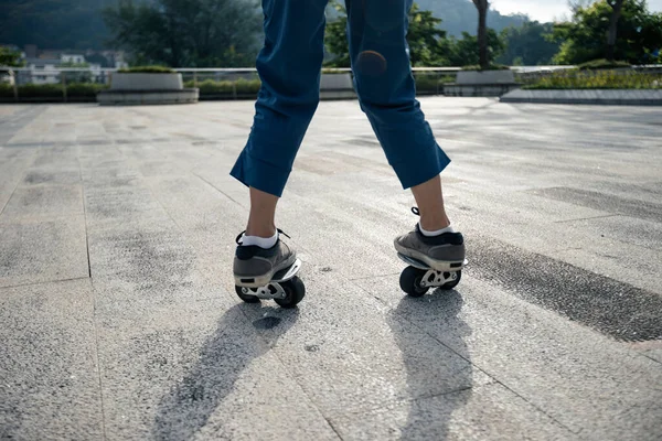 在城市滑板上滑行滑板腿 — 图库照片