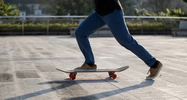 Kaykaycı şehir dışında kaykay yapıyor.