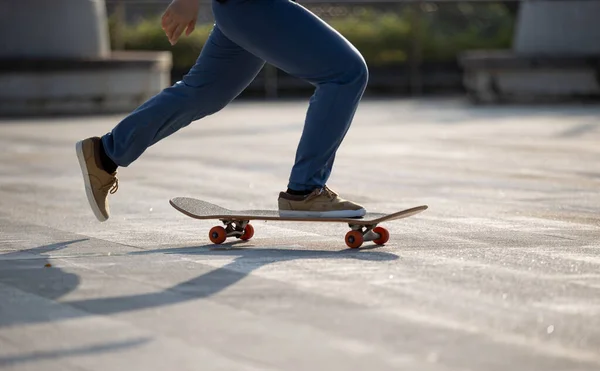 Skateboarder Skateboarden Draußen Der Stadt — Stockfoto