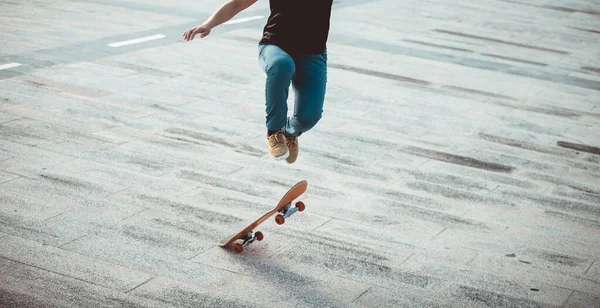 Skateboarder Skateboarden Buiten Stad — Stockfoto