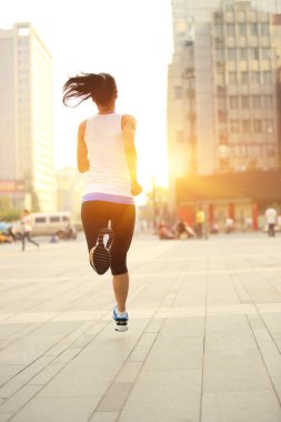 Şehir cadde üzerinde çalışan runner atlet.