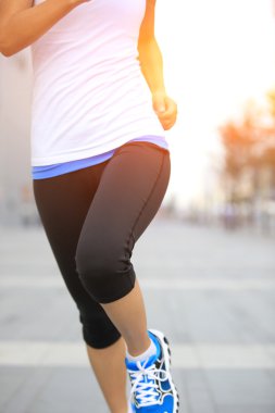 Şehir cadde üzerinde çalışan runner atlet.