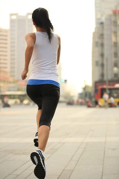 Atleta corridore che corre sulla strada della città . — Foto Stock