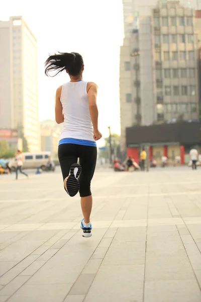 Atleta corredor corriendo en la calle de la ciudad . —  Fotos de Stock