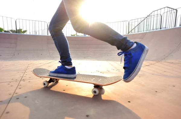 Donna gambe skateboarder su skate — Foto Stock