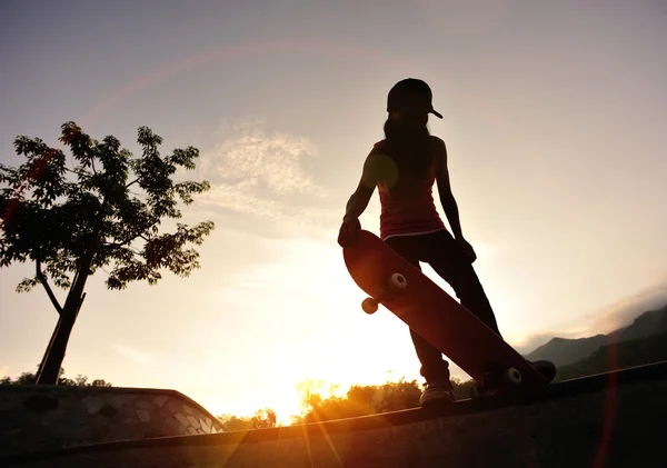 Femme skateboarder jambes sur le patin — Photo
