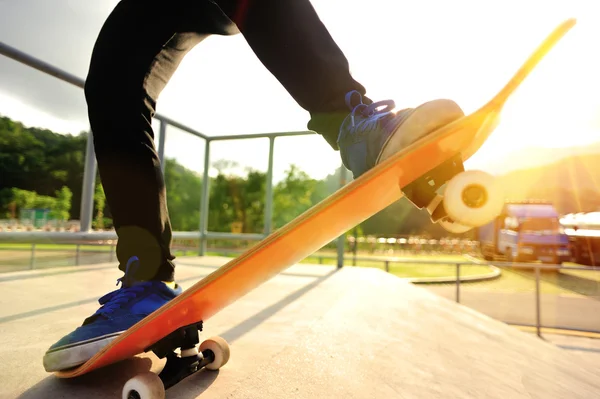 Frau Skateboarder Beine auf Skate — Stockfoto