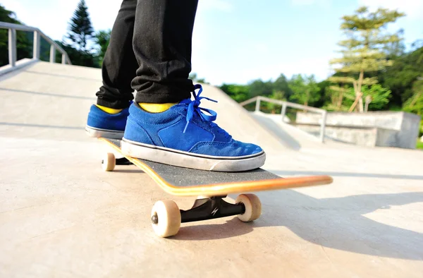 Woman skateboarder legs on skate — Stock Photo, Image