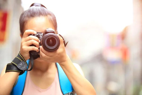 Femme photographe prenant des photos en guilin — Photo