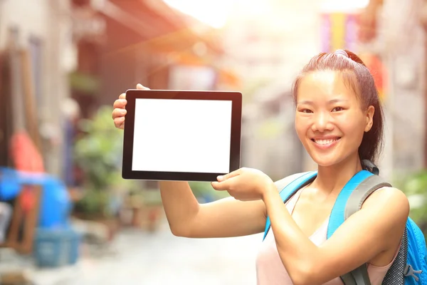 Mulher turista segurar tablet digital em branco — Fotografia de Stock