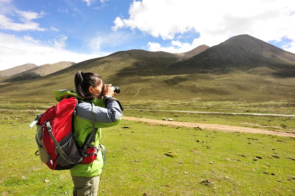 Mulher fotógrafa tirar foto no planalto montanha pico — Fotografia de Stock