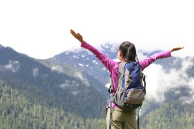 Cheering Піші жінка обіймами на гору пік Тибет, Китай