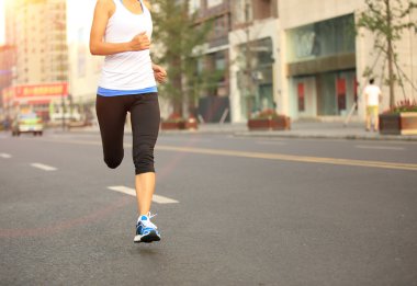 Şehir cadde üzerinde çalışan runner atlet.