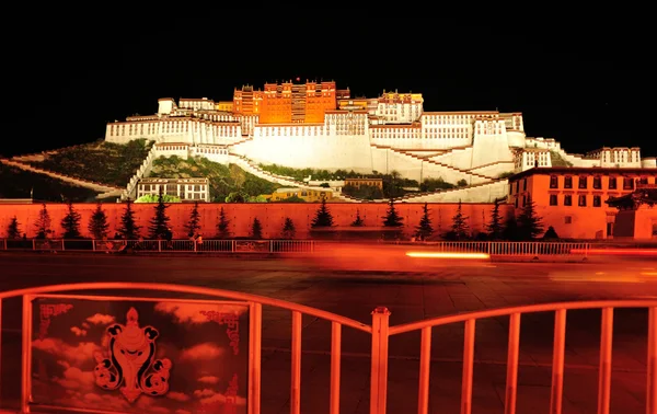 Nachtscène van potala paleis, tibet, china — Stockfoto