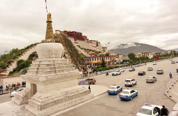 Buddyjska stupa oraz potala palace — Zdjęcie stockowe