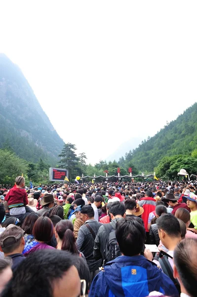 Ton van queueing in tourst bij de ingang van jiuzhaigou nationaal park, china — Zdjęcie stockowe