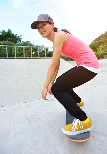 Jonge vrouw skateboarden bij zonsopgang — Stockfoto