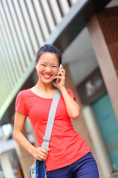 Jeune femme utiliser un téléphone portable — Photo