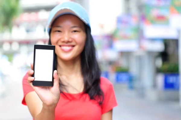 Mulher segurar telefone inteligente em branco — Fotografia de Stock