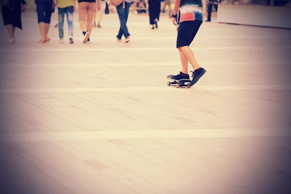 Woman legs skateboarding — Stock Photo, Image