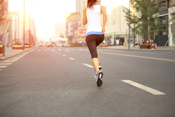 Athlète coureur courant dans la rue de la ville . — Photo