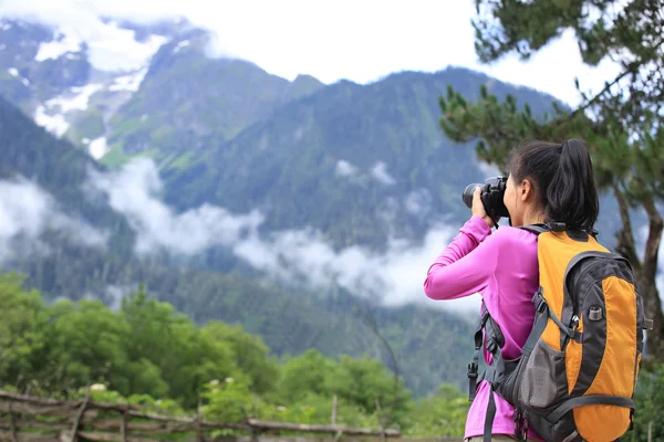 Kvinna fotograf ta foto på platån bergstopp — Stockfoto