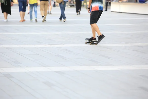 Vrouw benen skateboarden — Stockfoto