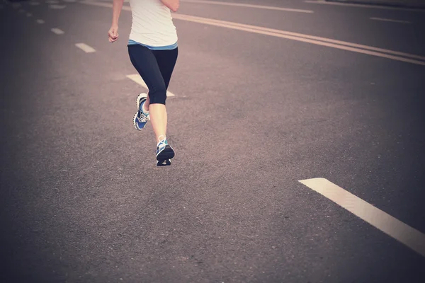 Athlète coureur courant dans la rue de la ville . — Photo