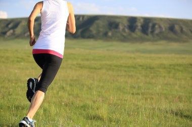 çim sahil üzerinde çalışan runner atlet.