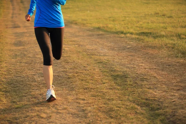 Runner athlete running on grass seaside. — Stock Photo, Image