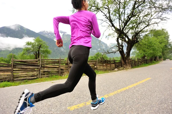 Woman running at forest trail — Stock Photo, Image