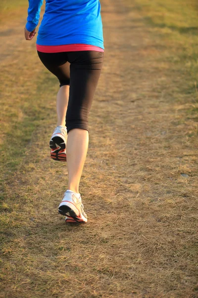 Atleta corridore che corre sull'erba sul mare . — Foto Stock