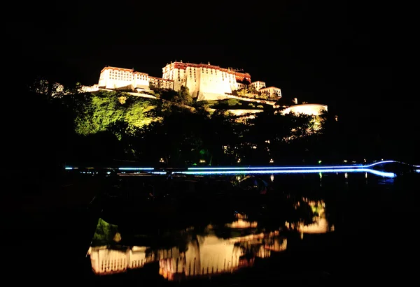 Noční scéna potala palace, tibet, Čína — Stock fotografie