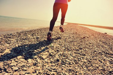taş beach qinghai Gölü üzerinde çalışan runner atlet.