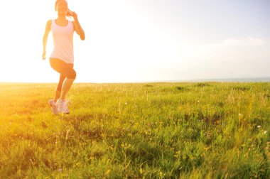 çim sahil üzerinde çalışan runner atlet.
