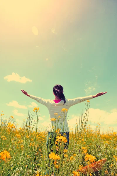 Cheering woman open arms at cole flower field — Stock Photo, Image