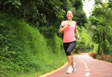 runner atlet ormanı iz üzerinde çalışan.