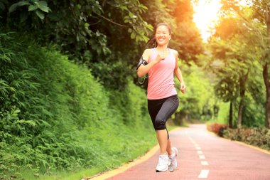 runner atlet ormanı iz üzerinde çalışan.
