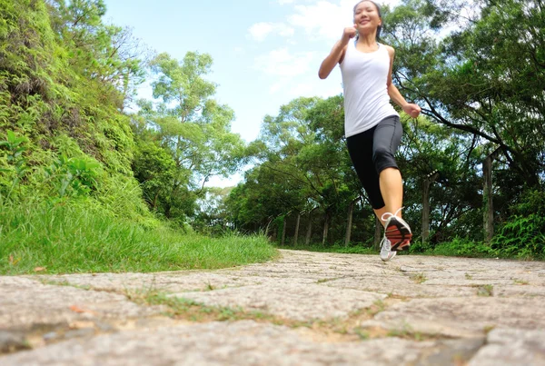 Jeune femme de remise en forme courir au sentier forestier — Photo