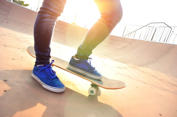 Skateboarding woman legs at skatepark — Stock Photo, Image