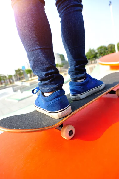 Skateboarding woman legs at skatepark — Stock Photo, Image