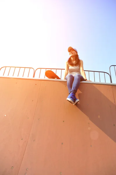 Femme skateboarder au skatepark — Photo