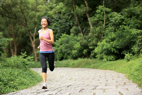 Joven mujer de fitness corriendo por el sendero forestal —  Fotos de Stock