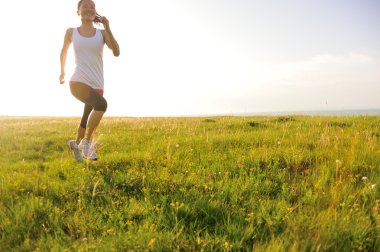 çim sahil üzerinde çalışan runner atlet.