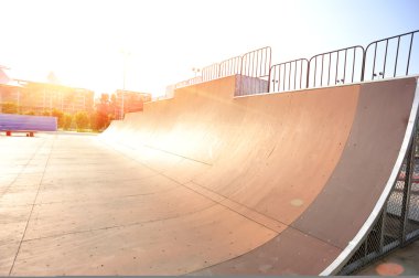 modern skatepark içinde yarım pippe