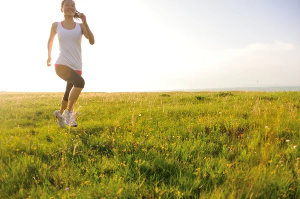 Runner athlete running on grass seaside. — Stock Photo, Image