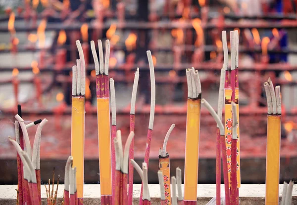 Queimar incensos no templo, palavras que significam bênção — Fotografia de Stock