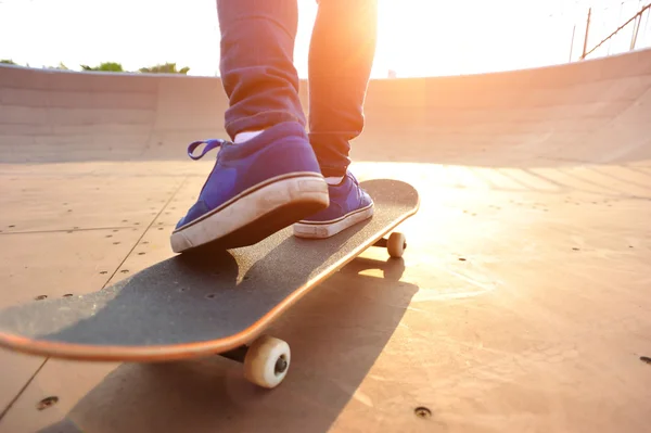 Skateboarding woman legs at skatepark — Stock Photo, Image